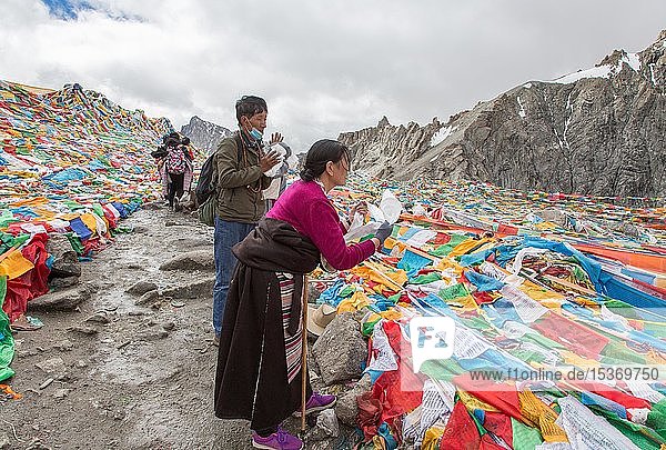 Als Dankeschön  der höchste Punkt  5630m  die Kora  um den Kailash erreicht zu haben  Pilger hinterlassen eine Gebetsfahne  Dolma La  Tibet  China  Asien