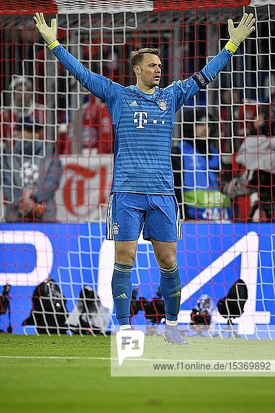 Torwart Manuel Neuer im Tor  FC Bayern München  erhobene Arme  Geste  Allianz Arena  München  Bayern  Deutschland  Europa
