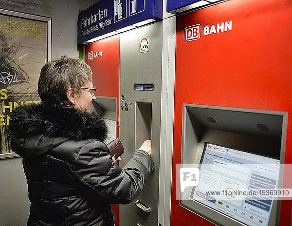 Ältere Frau kauft Fahrkarte am Fahrkartenautomaten  VVS DB Stuttgart  Baden-Württemberg  Deutschland  Europa
