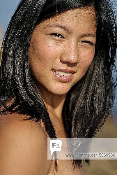 Junge asiatische Frau am Strand  Porträt  Ibiza  Spanien  Europa