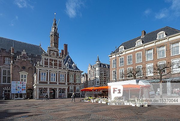 Rathaus Blumenstand am Grote Markt Marktplatz in Haarlem Provinz Nordholland Holland Niederlande Europa