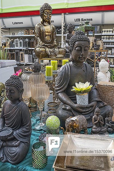 Buddhafiguren im Baumarkt  München  Oberbayern  Bayern  Deutschland  Europa