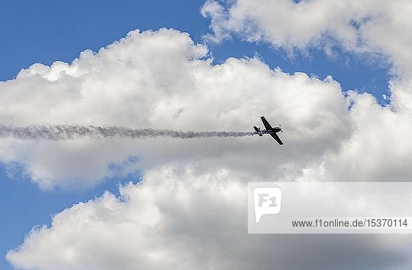 Flugzeug im Flug Kunstflug Extra 330SC bei Wolkenhimmel International Paris Air Show Le Bourget Paris Frankreich Europa