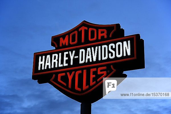 Leuchtreklame  Logo  Harley Davidson vor blauem Himmel  Deutschland  Europa