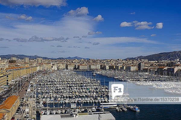 Town view  Old harbour with many boats  Vieux Port  Old Town  Marseille  Provence-Alpes-Côte d'Azur  France  Europe