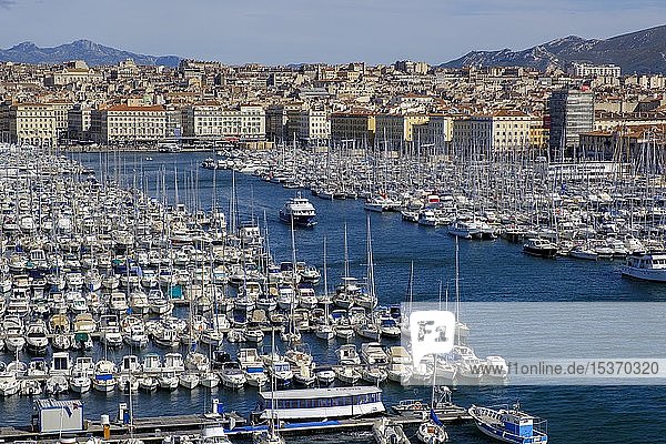 Town view  Old harbour with many boats  Vieux Port  Old Town  Marseille  Provence-Alpes-Côte d'Azur  France  Europe