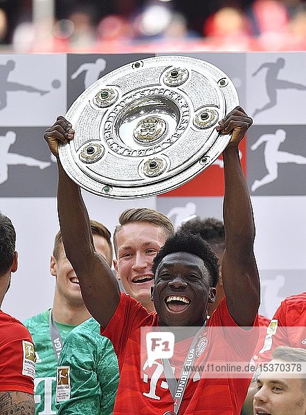 Alphonso Davies FC Bayern München  Jubel mit Meisterschale  Trophäe  Meisterfeier 2019  FC Bayern München ist zum 29. Mal Deutscher Meister der Bundesliga  Allianz-Arena  München  Bayern  Deutschland  Europa