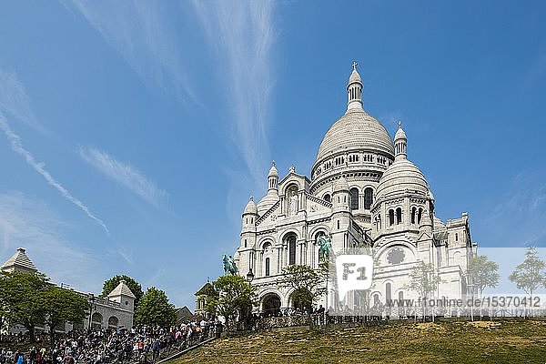 Menschenmenge vor der Kathedrale Sacré-C?ur de Montmartre  Montmartre  Paris  Region Île-de-France  Frankreich  Europa