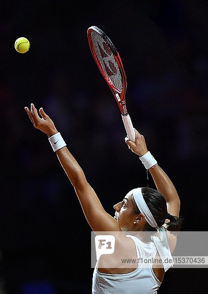 Tennisspielerin Caroline Garcia  Frankreich  Aufschlag  Porsche-Arena  Stuttgart  Baden-Württemberg  Deutschland  Europa