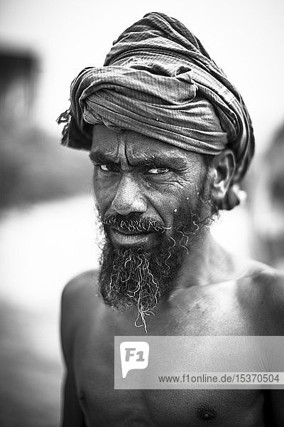 Porträt eines Arbeiters in einer Ziegelei  schwarz-weiß  Dhaka  Bangaladesch