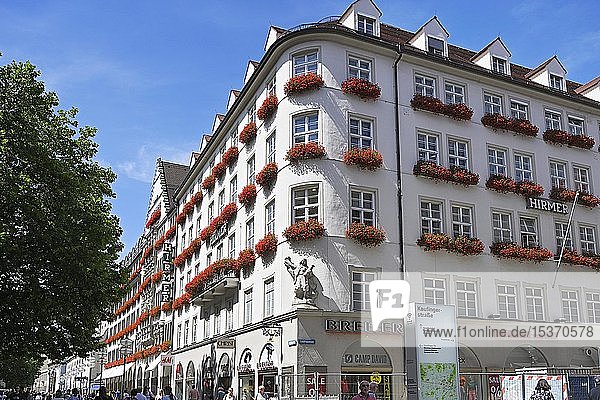 Kaufhaus mit Blumenschmuck  Hirmer Herrenmode  München  Oberbayern  Bayern  Deutschland  Europa