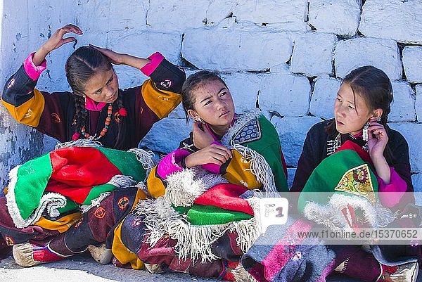 Junge Frauen  Ladakhi mit Trachten  Ladakh Festival  Leh  Ladakh  Jammu und Kaschmir  Indien  Asien