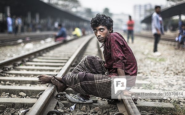 Junge auf den Bahngleisen  Dhaka  Bangladesch  Asien