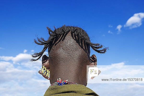 Mann mit je vier Ohrringen im Ohr Portrait von hinten Volksstamm der Hamer Dimeka Mago Nationalpark Region der südlichen Nationen Nationalitäten und Völker Äthiopien Afrika