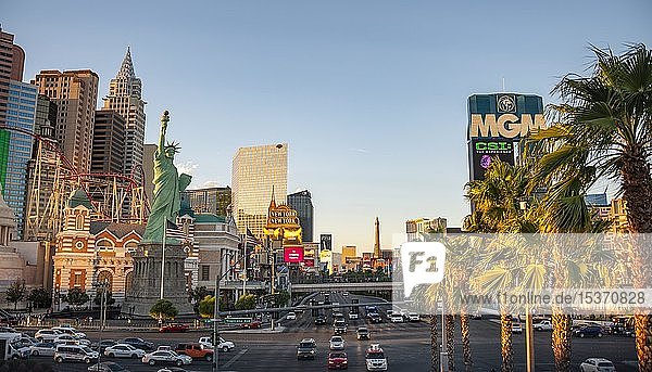 Straße Las Vegas Strip mit New York New York Hotel und MGM Grand Hotel hinten nachgebauter Eiffelturm Las Vegas Nevada USA Nordamerika