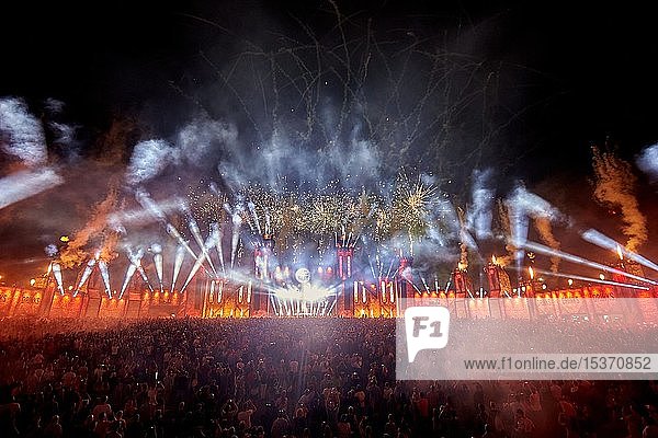 Technofestival New Horizons mit Feuerwerk Nürburgring Rheinland-Pfalz Deutschland Europa