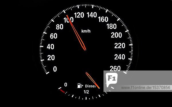Tachometer mit Kraftstoffanzeige für Diesel Geschwindigkeit 100 km/h Symbolbild Gefahr durch überhöhte Geschwindigkeit zu schnelles Fahren Deutschland Europa