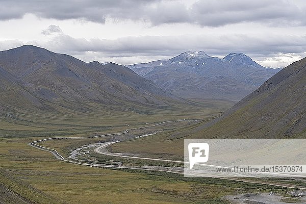 Dalton Highway und Trans-Alaska-Pipeline  Brooks Range  Alaska  USA  Nordamerika