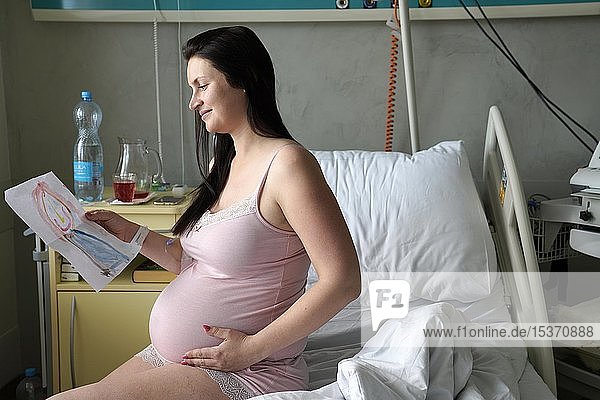 Schwangere Frau auf Krankenbett im Krankenhauszimmer mit Bild des Kindes  Risikoschwangerschaft  Karlovy Vary  Tschechische Republik  Europa