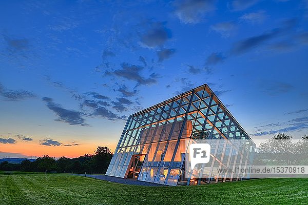 Limestor Dalkingen geschützt durch einen Glasbau UNESCO-Weltkulturerbe bei Abenddämmerung Rainau Baden-Württemberg Deutschland Europa