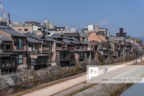 Häuser an den Ufern des Kamo-Flusses  Kyoto  Japan  Asien