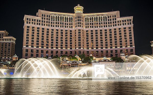 Lichtspiel und Wasserfontänen Springbrunnen vor dem Bellagio Hotel Nachtaufnahme Luxushotel Las Vegas Strip Las Vegas Boulevard Las Vegas Nevada USA Nordamerika