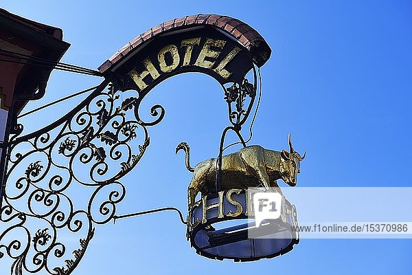 Nasenschild  Hotel zum Goldenen Ochsen  Maikammer  Neustadt an der Weinstraße  Rheinland Pfalz  Deutschland  Europa