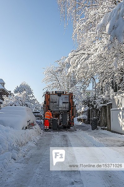 Müllabfuhr im Schnee in engen Straßen mit schneebedeckten Autos  München  Oberbayern  Bayern  Deutschland  Europa