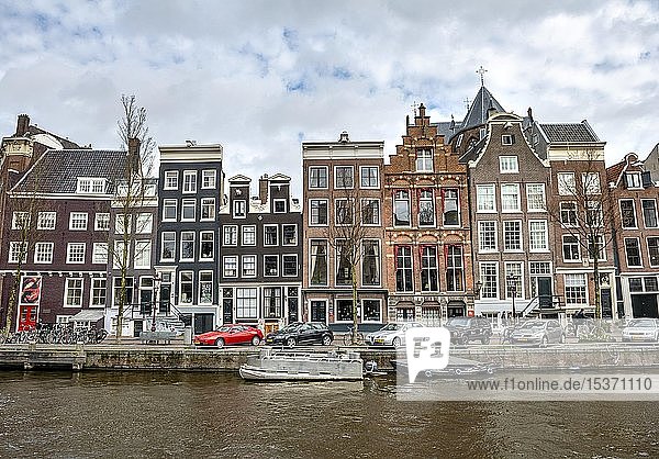 Historische Häuserzeile an einer Gracht  Amsterdam  Nordholland  Niederlande