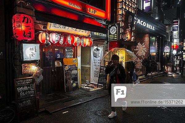 Fußgänger  Fahrbahn mit Leuchtreklame  Papierlaternen und Werbeschildern bei Nacht  Udagawacho  Shibuya  Tokio  Japan  Asien
