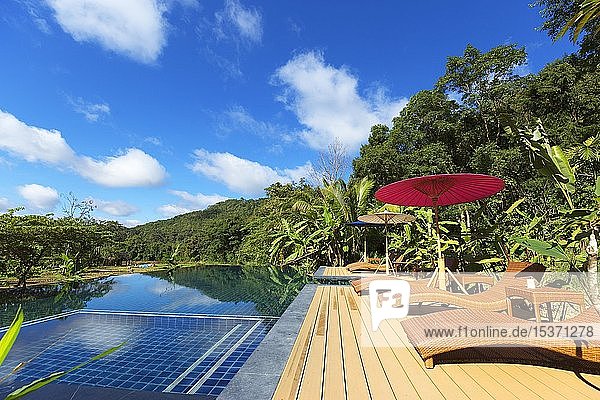 Schwimmbad mit Sonnenliegen und Sonnenschirmen  Fearn Resort  Mae Hong Son  Thailand  Asien