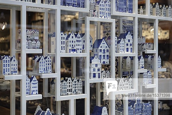 Souvenirs, typische kleine blau-weiße Häuser, Amsterdam, Noord-Holland, Niederlande, Europa