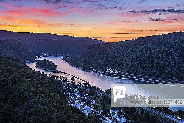 Blick auf den Rhein bei Sonnenuntergang  Oberes Mittelrheintal  Fellen  St. Goar  Rheinland Pfalz  Deutschland  Europa