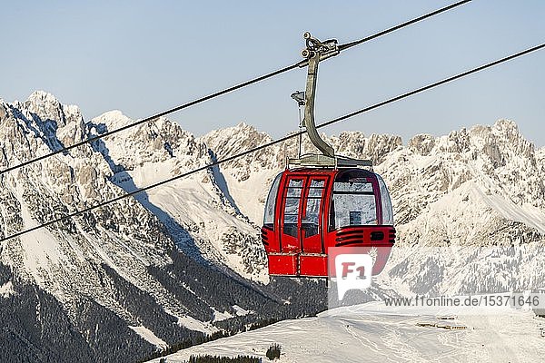 Red gondola lift to the Hohe Salve in front of the Wilder Kaiser mountains in winter  SkiWelt Wilder Kaiser  Brixen im Thale  Tyrol  Austria  Europe