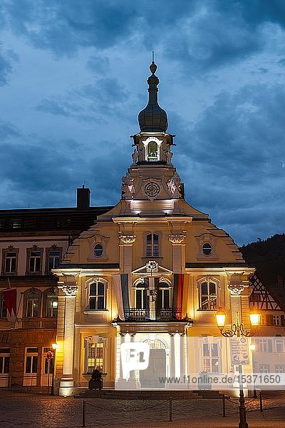 Altes Rathaus am Marktplatz  Abenddämmerung  Kulmbach  Oberfranken  Franken  Bayern  Deutschland  Europa