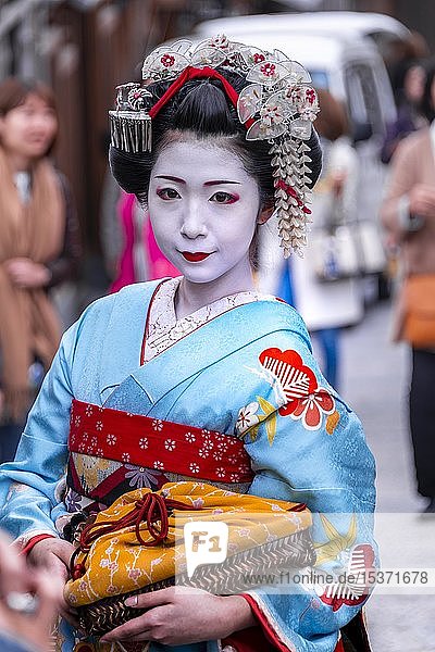 Japanerin mit Kimono  Geisha  Geiko oder Geigi  Kurodanicho  Altstadt von Kyoto  Japan  Asien