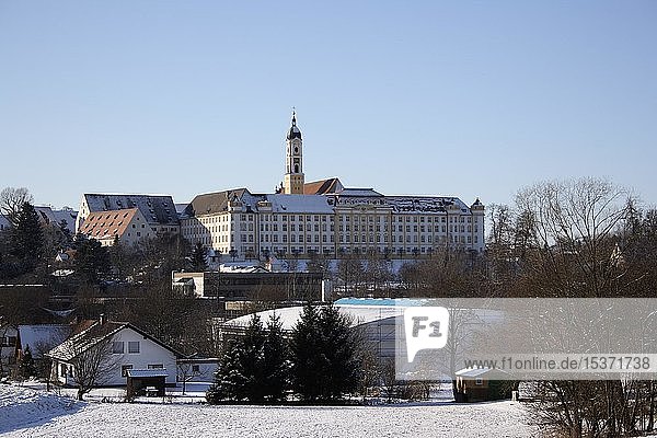 Blick auf das ehemalige Benediktinerkloster in Ochsenhausen  Landkreis Biberach  Oberschwaben  Baden-Württemberg  Deutschland  Europa