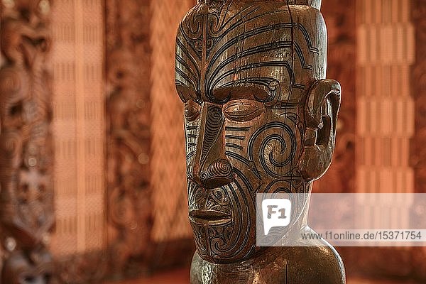 Traditionelle Schnitzerei einer Statue der Maori in der Versammlungshalle Te Whare Runanga Waitangi Far North District Northland Nordinsel Neuseeland Ozeanien