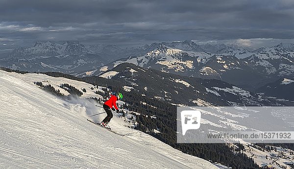 Skifahrerin auf steiler Abfahrt  schwarze Piste  hinter Bergen  Brixen im Thale  Tirol  Österreich  Europa