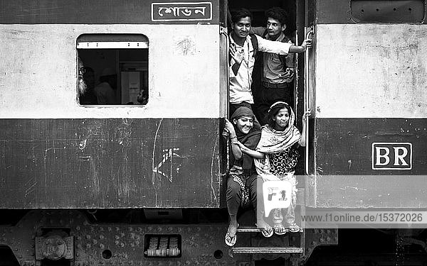 Fahrgäste im Türbereich  monochrom  Dhaka  Bangladesch  Asien