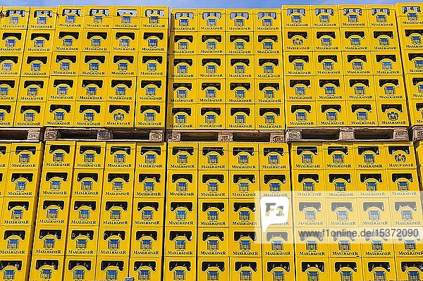 Stapel mit Bierkästen der Schlossbrauerei Maxlrain bei Tuntenhausen Oberbayern Bayern Deutschland Europa