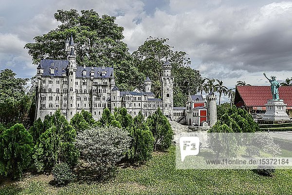Schloss Neuschwanstein und Freiheitsstatue in Mini Siam Pattaya  Thailand  Asien