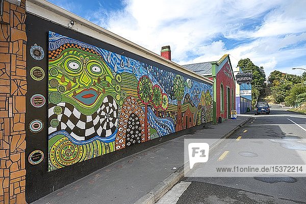 Außenfassade eines Hauses in Kawakawa  inspiriert von dem Künstler und Architekten Friedensreich Hundertwasser  Kawakawa  Nordinsel  Neuseeland  Ozeanien