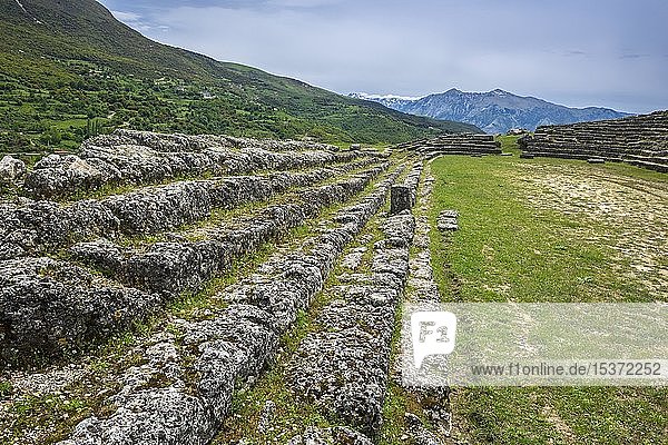 Sitzreihen im Stadion der Ruinenstadt Amantia  antike illyrische Siedlung  4. Jahrhundert v. Chr.  Ploça  Albanien  Europa