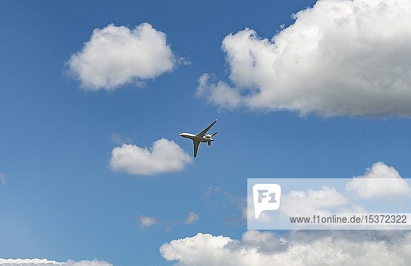Business Jet im Flug vor blauem Wolkenhimmel Dassault Aviation Falcon 8X International Paris Air Show Le Bourget Paris Frankreich Europa