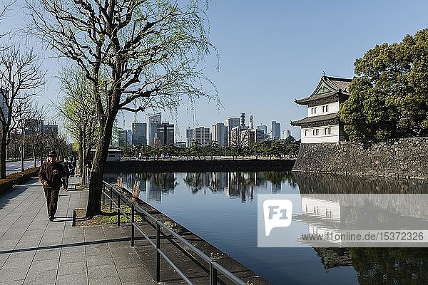 Promenade und Wachturm hinter dem Schlossgraben  Östliche Gärten des Kaiserpalastes  Königspalast  Chiyoda  Tokio  Japan  Asien