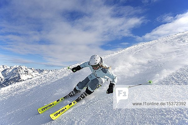 Junge Skifahrerin mit sportlichem Fahrstil bei der Abfahrt von der Hohen Salve  Hopfgarten  Tirol  Österreich  Europa
