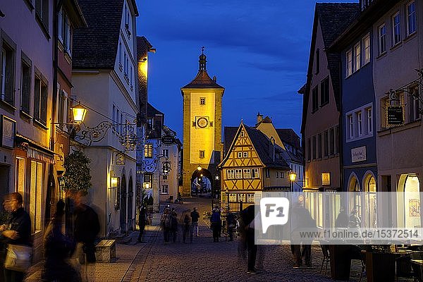 Plönlein mit Sieberstor und Kobolzeller Tor  in der Abenddämmerung  Rothenburg ob der Tauber  Mittelfranken  Franken  Bayern  Deutschland  Europa