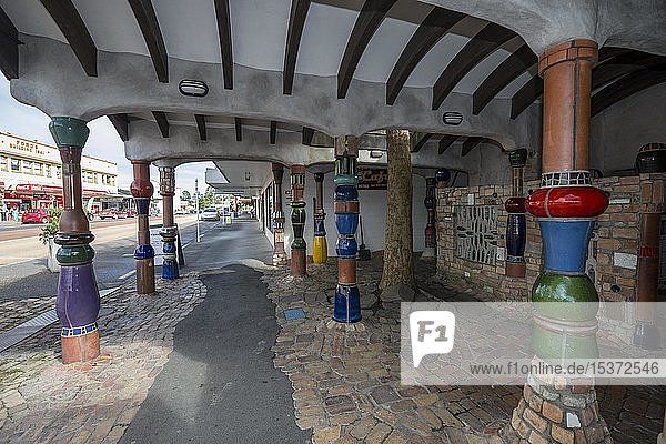 Außenbereich der öffentliche Toilette des Künstlers und Architekten Friedensreich Hundertwasser mit Säulen und Keramikfliesen, Kawakawa, Nordinsel, Neuseeland, Ozeanien
