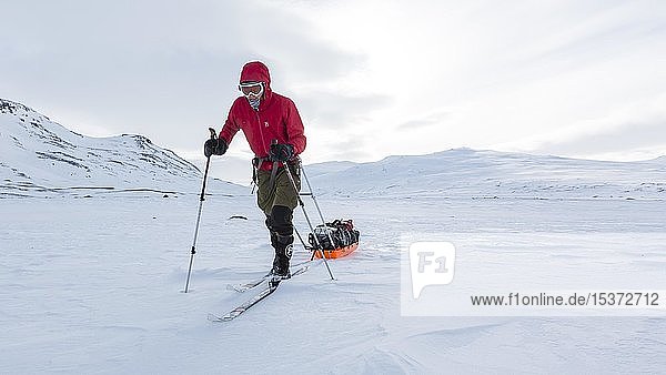 Skitourengeher mit Pulka im Schnee  Kungsleden oder Königsweg  Provinz Lappland  Schweden  Europa